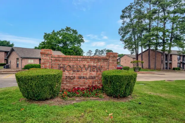 Hollyview Apartments Banner 1